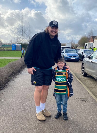 Ruaírí from our U7s with Saints' giant lock, JJ van der Mescht